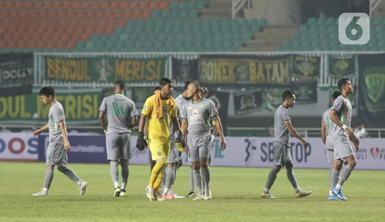 Pemain Persebaya Surabaya saat memasuki babak kedua melawan Persikabo 1973 pada lanjutan pekan pertama BRI Liga 1 Indonesia 2022-2023 di Stadion Pakansari, Kabupaten Bogor, Senin (25/7/2022). Laga Persikabo 1973 melawan Persebaya Surabaya berlangsung sengit dan terlibat saling serang antar kedua tim. (Liputan6.com/Helmi Fithriansyah)