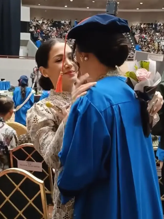 Queena Putri Mieke Amalia saat Wisuda. [@mieke_amalia]