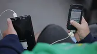 Sebuah penelitian menunjukkan bahwa di masa depan mungkin saja sumber energi ponsel adalah kotoran manusia  (Foto: http://www.mirror.co.uk/)