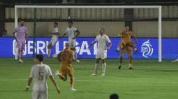 Selebrasi pemain Bhayangkara FC, Witan Sulaeman (kanan) setelah mencetak gol pertama timnya ke gawang Madura United pada laga pekan ke-27 BRI Liga 1 2023/2024 di Stadion STIK, Jakarta Selatan, Jumat (1/3/2024). (Bola.com/M Iqbal Ichsan)