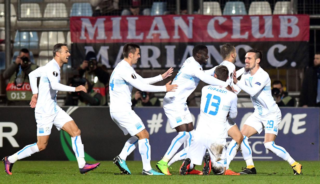Para pemain Rijeka merayakan kemenangan atas AC Milan pada laga Liga Europa di Stadion HNK Rijeka, Jumat (8/12/2017). AC Milan takluk 0-2 dari Rijeka. (AFP/Stringer)