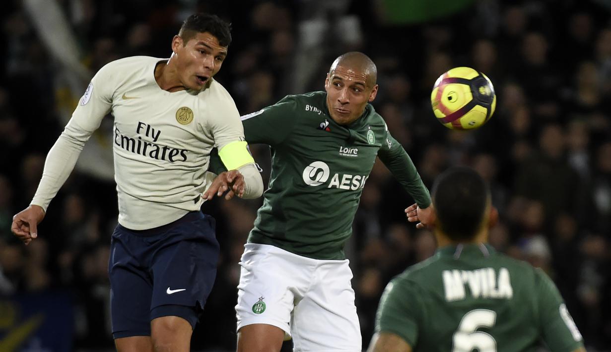 Duel yang dilakukan Thiago Silva dan Wahbi Khazri pada laga lanjutan Ligue 1 yang berlangsung di stadion Geoffroy-Guichard, Loire, Senin (18/2). PSG menang 1-0 atas St-Ettenne. (AFP/Philippe Kiasek)