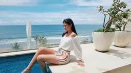 Menikmati kolam renang dengan view pantai yang indah bisa menjadi altenatif liburan dari Yuki Kato. Presenter cantik ini terlihat sangat menikmati liburan santainya di pinggir pantai. Dengan pakaian tropicalnya, Yuki terlihat begitu menawan. (Liputan6.com/IG/@yukikt)