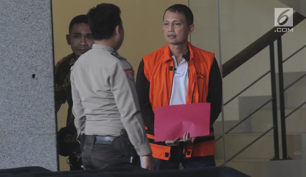 Direktur Teknologi dan Produksi PT Krakatau Steel (Persero) Wisnu Kuncoro berbincang dengan anggota kepolisian seusai pemeriksaan di Gedung KPK, Jakarta, Rabu (10/4). Wisnu menjalani pemeriksaan sebagai tersangka kasus pengadaan barang dan peralatan oleh PT Krakatau Steel. (merdeka.com/Dwi Narwoko)