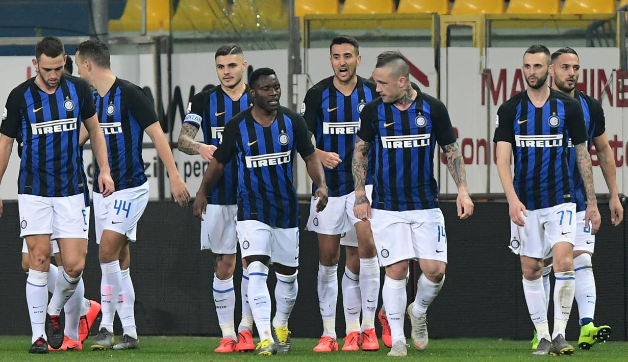 Para pemain Inter Milan merayakan kemenangan atas Parma pada laga Serie A di Stadion Ennio-Tardini, Sabtu (9/2). Inter Milan menang 1-0 atas Parma. (AFP/Miguel Medina)
