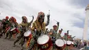 Puluhan anggota marching band TNI AD memeriahkan pameran Alutsista di kawasan Monas, Jakarta, Jumat (12/12/2014). (Liputan6.com/Faizal Fanani)