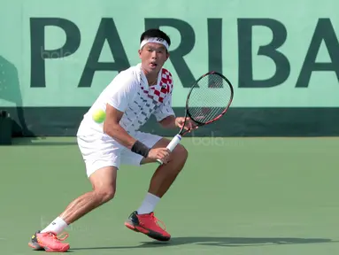 Petenis Indonesia, David Agung Susanto mencoba mengembalikn bola ke petenis Filipina pada Piala Davis 2018 grup dua Asia/Oceania di Senayan, Jakarta, Sabtu (3/2/2018). David menang 6-2, 7-5. (Bola.com/Nick Hanoatubun)