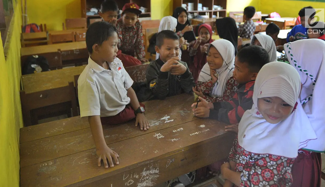 Mukhlis Abdul Holik (8) bersama teman-temannya di SDN 10 Cibadak Sekarwangi, Sukabumi, Kamis (15/11). Putra keempat pasangan Dandan Hamdani (52) dan Pipin (48) ini masih duduk di bangku kelas 3 SD. (Merdeka.com/Arie Basuki)