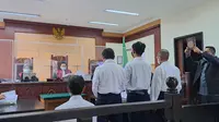Para terdakwa kasus kebakaran Lapas Kelas I Tangerang yang menewaskan 49 napi menjalani sidang lanjutan di PN Tangerang, Selasa (21/6/2022). Sidang digelar dengan agenda mendengarkan kesaksian dari para saksi mahkota. (LIputan6.com/Pramita Tristiawati)