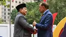 Presiden Republik Indonesia Prabowo Subianto (kiri) bersalaman dengan Perdana Menteri Malaysia Anwar Ibrahim sebelum sesi pleno di Konferensi Tingkat Tinggi (KTT) ke-46 ASEAN di Kuala Lumpur pada 26 Mei 2025. (MOHD RASFAN/POOL/AFP)