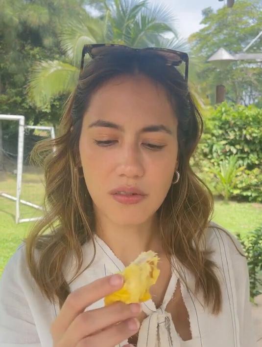 Unggahan Pevita Pearce makan durian untuk pertama kalinya itu pun langsung menuai beragam komentar dari para netizen. Banyak dari mereka yang gemas dengan ekspresi Pevita tersebut. "Ekspresinya lucu," tulis @rezavanj*** tulis salah satu netizen Pevita di Instagram. (Instagram/pevpearce)