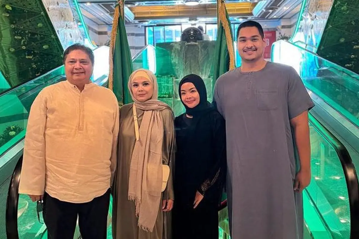 Gaya Niena Kirana Istri Menteri Olahraga Dito Ariotedjo saat Umrah