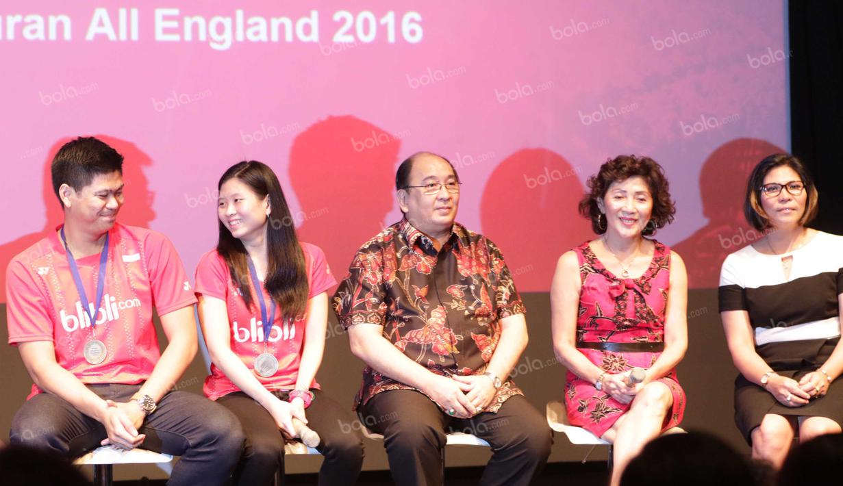 Praveen Jordan dan Debby Susanto Juara Ganda Campuran All England 2016 bersama orangtua  mengikuti sesi tanya jawab saat acara penghargaan dan bonus dari PB Djarum di Plasa Senayan, Jakarta, Selasa (22/3/2016). (Bola.com/Nicklas Hanoatubun)