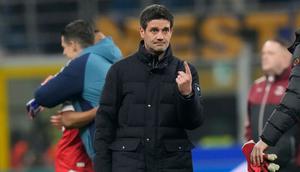 Pelatih Inter Milan, Cristian Chivu, saat melihat tim asuhannya kalah dari Arsenal pada matchday ketujuh Liga Champions 2025/2026, Rabu (21/1/2026) dini hari WIB. (AP Photo/Luca Bruno)