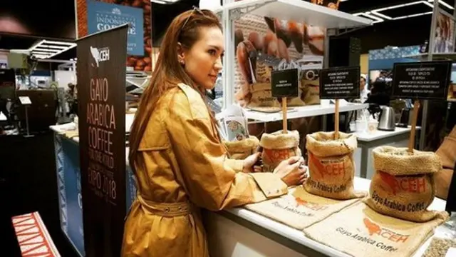 [Bintang] Beginilah Gaya Kekinian Steffy Burase, Model Cantik yang Dicekal KPK