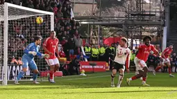 Sayangnya, wasit menganulir gol tersebut karena dianggap mengenai tangannya. (AFP/Ben Stansall)