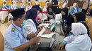 Kloter pertama ini direncanakan terbang menuju Arab Saudi pada Rabu dini hari, 22 April 2026. Tampak dalam foto, petugas memeriksa kesehatan calon haji setibanya di Asrama Haji Pondok Gede, Jakarta, Selasa (21/4/2026). (merdeka.com/Arie Basuki)