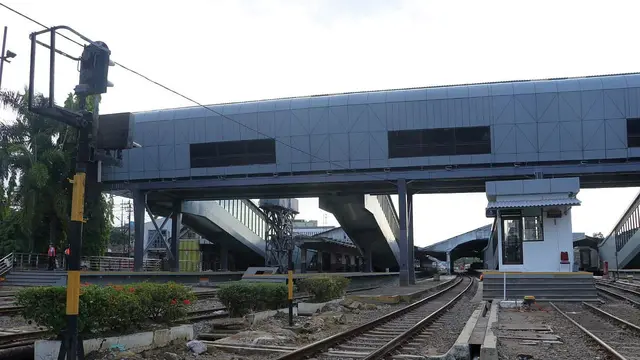 Jembatan modern (sky bridge) membentang dari arah selatan menuju utara di Stasiun Bandung. Skybridge omo sudah diujicoba pada 23 September 2020. (Arie Nugraha/Liputan6.com)