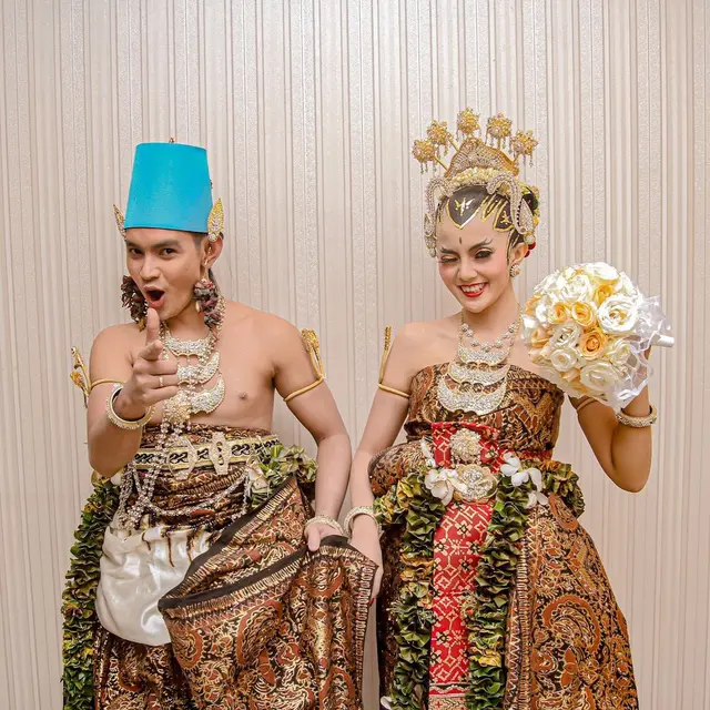 Rayakan Anniversary Pernikahan, Ini 6 Potret Manis Aditya Suryo dan Nessa Salvyana