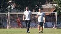 Pelatih Timnas Indonesia, Simon McMenemy, berdiskusi dengan Yeyen Tumena  saat latihan di Lapangan Gelora Trisakti, Bali, Minggu (13/10). Latihan ini merupakan persiapan jelang laga Kualifikasi Piala Dunia 2022 melawan Vietnam. (Bola.com/Aditya Wany)