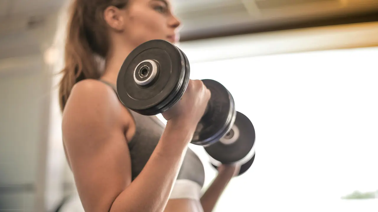 Strategi Perempuan Mengatasi Rasa Intimidasi di Gym saat Mulai Angkat Beban
