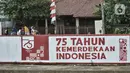 Mural bertema HUT ke-75 RI menghiasi jalan di Kampung Melayu, Jakarta, Minggu (16/8/2020). Jelang HUT ke-75 RI, mural bernuansa Merah Putih banyak menghiasi jalanan Ibu Kota guna memberi semangat nasionalisme kepada warga di tengah pandemi COVID-19. (merdeka.com/Iqbal S.Nugroho)