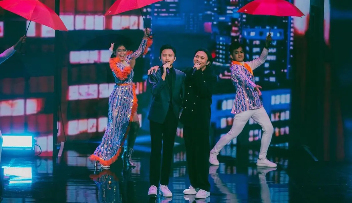 <p>Rizky Febian saat merangkul adiknya Rizwan Fadilah selama beraksi menghibur penonton. Sebelumnya Rizky dan Njan sudah sempat berduet bersama pada perayaan Hari Ulang Tahun (HUT) Kabupaten Bandung Barat (KBB) yang digelar pada bulan Juni lalu. (Instagram/rizkyfbian)</p>