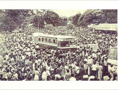 Suasana terminal bus Pulo Gadung Jakarta pada 10 Agusutus 1980. (Facebook/Indonesia Tempo Doeloe)