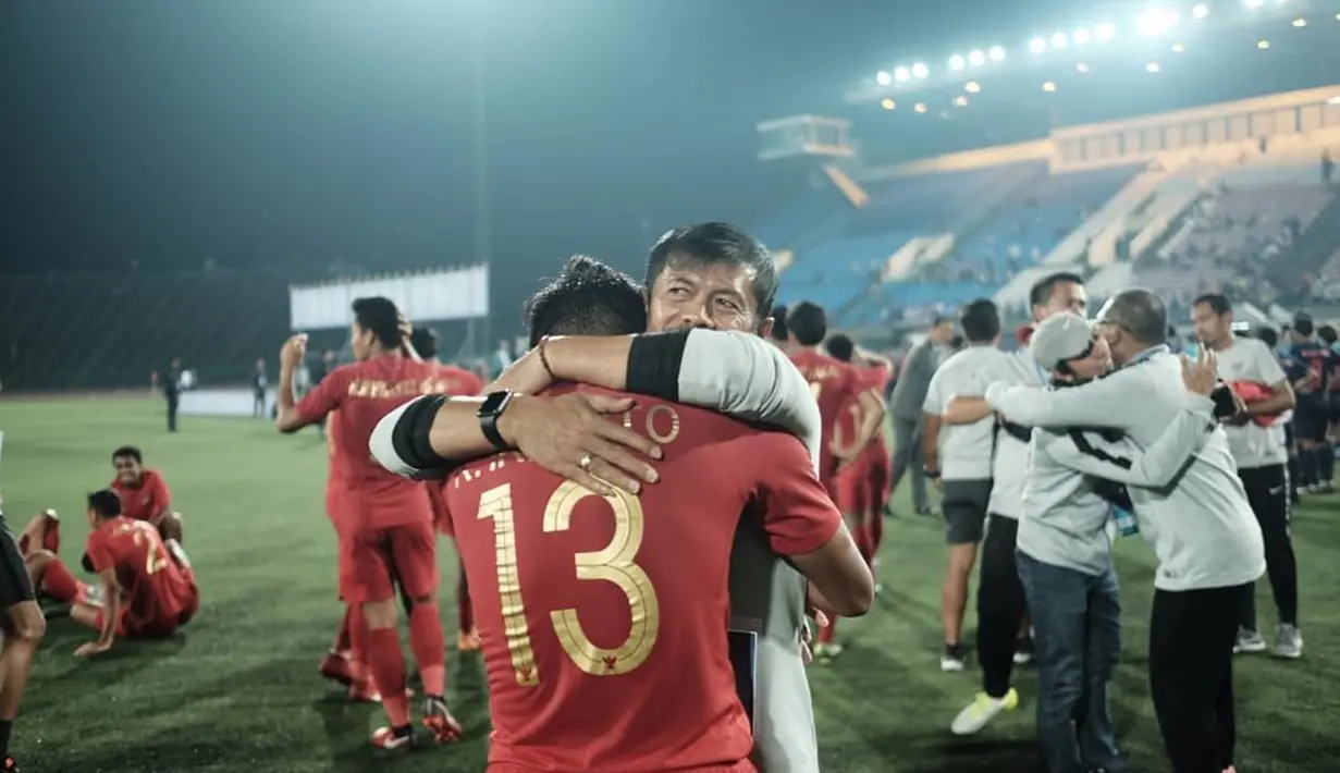 Rachmat Irianto sudah dipercaya masuk timnas sejak usia muda. Bahkan pemain berusia 21 tahun ini telah mempersembahkan gelar juara Piala AFF U-22 2019 di bawah asuhan Indra Sjafri. Rian menjadi sosok penting di timnas U-22 pada saat itu. (Liputan6.com/IG/@rachmatirianto)