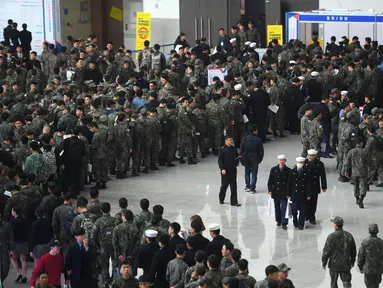 Tentara Korea Selatan mengantre saat mengikuti job fair di ruang pameran KINTEX, Goyang, Korea Selatan, Rabu (20/3). Para tentara yang mengikuti job fair ini adalah mereka yang akan diberhentikan dalam waktu dekat. (JUNG Yeon-Je/AFP)