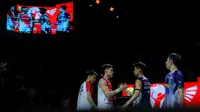 Pebulu tangkis ganda putra Indonesia, Raymond Indra/Nikolaus Joaquin bersalaman dengan rekan senegaranya, Sabar Karyaman Gutama/Moh Reza Pahlevi dalam laga semifinal Indonesia Open 2026 di Istora Senayan, Jakarta, Sabtu (06/06/2026). (Bola.com/Bagaskara Lazuardi)
