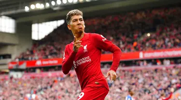 Pemain Liverpool Roberto Firmino melakukan selebrasi usai mencetak gol ke gawang Brighton and Hove Albion pada pertandingan sepak bola Liga Premier Inggris di Anfield, Liverpool, Inggris, 1 Oktober 2022. Pertandingan berakhir imbang 3-3. (Peter Byrne/PA via AP)