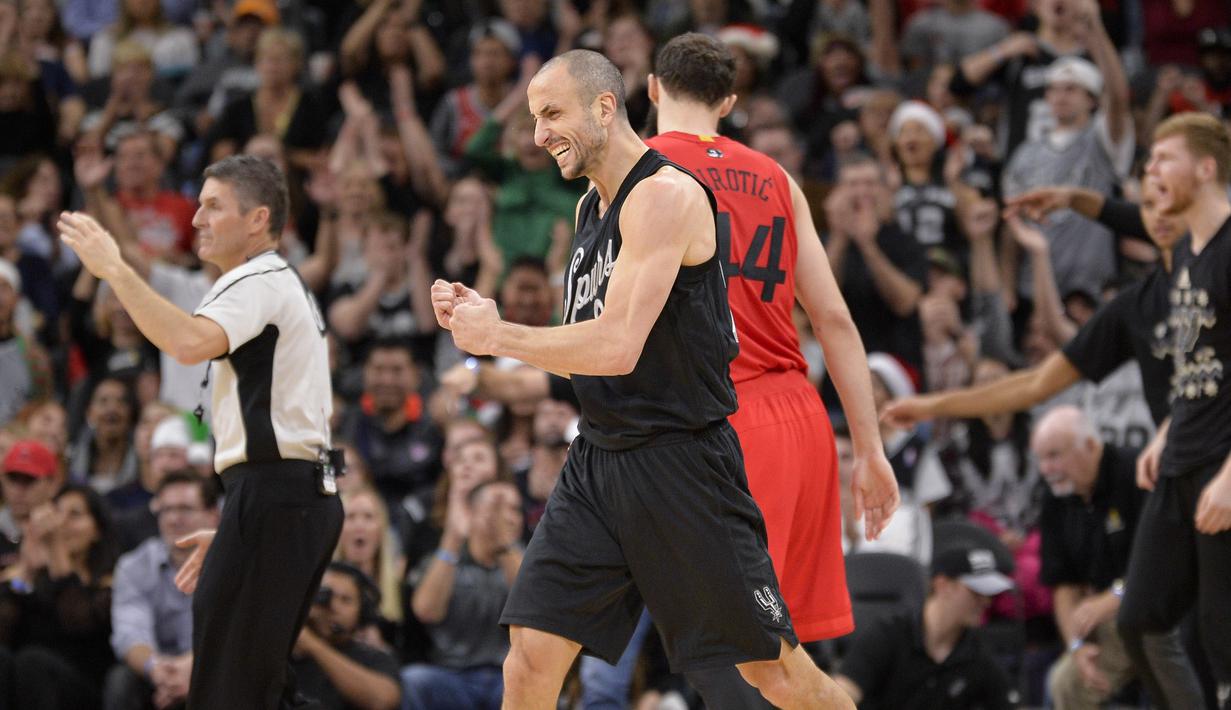 Ekspresi pemain San Antonio Spurs, Manu Ginobili usai mencetak 3-poin saat melawan Chicago Bulls  pada lanjutan laga NBA di AT&T Center, (25/12/2016). San Antonio Spurs menang 119-100. (AP/Darren Abate)