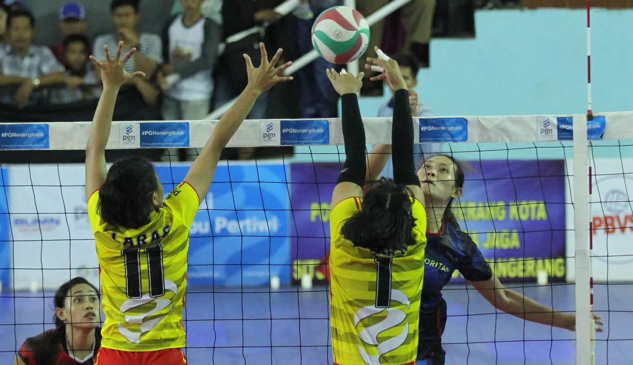 Pemain Bank Jatim melakukan smash saat melawan PGN Popsivo Polwan pada laga final Livoli 2017 di GOR Dimyati, Tangerang, Sabtu (9/12/2017). Bank Jatim menang dengan sjor 3-0. (Bola.com/Vitalis Yogi Trisna)