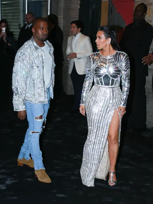 Bagaimana tidak, seketika netizen kembali tuai kritikan pedas untuk Kanye West. Para netizen menilai bahwa, busana Kanye tidak senada dengan acara mewah nan formal tersebut. (AFP/Bintang.com)