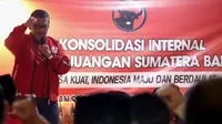 Sekjen PDI Perjuangan Hasto Kristiyanto memimpin konsolidasi kader partai se-Sumatera Barat, Kota Padang, Sabtu 2 Juli 2022. (Merdeka.com)
