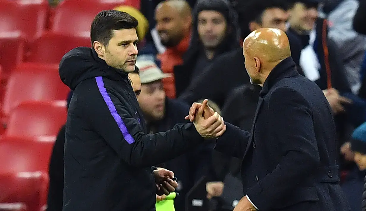 Pochettino dan Luciano Spaletti bersalaman usai wasit meniupkan peluit berakhirnya pertandingan pada laga lanjutan Liga Champions yang berlangsung di stadion Wembley, Inggris, Kamis (29/11). Tottenham Hotspur menang 1-0 atas Inter Milan (AFP/Ben Stansall)