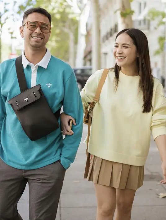 Ibu dua anak ini juga membawa mini bag Louis Vuitton seharga Rp58 jutaan. Rambut Nagita dibiarkan terurai, dengan makeup natural nya.  [@raffinagita1717]