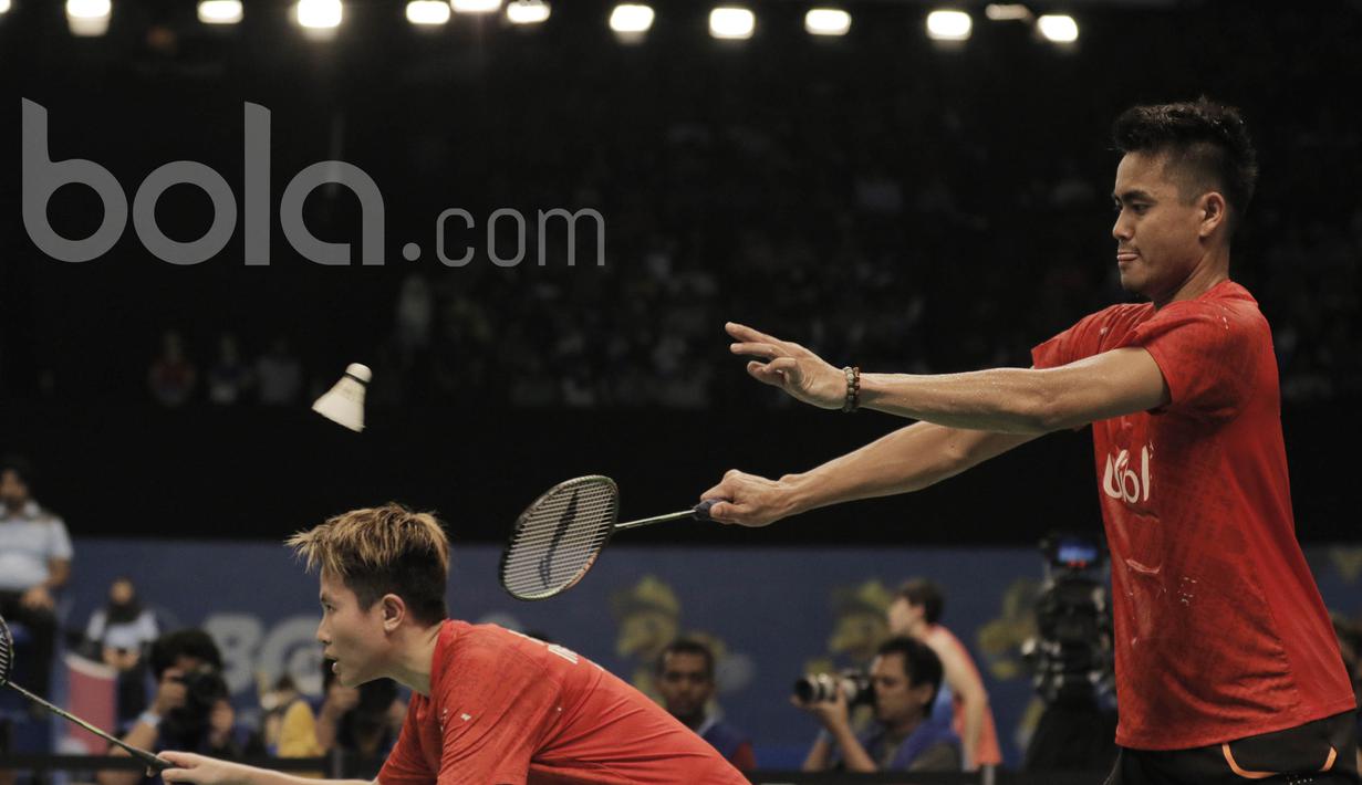 Pasangan Tontowi Ahmad/Liliyana Natsir, mengahadapi pasangan Korea, Kim Dukyoung/Kim Ha Na di Indonesia Open 2017 di JCC, Selasa (13/6/2017). Ganda Campuran Indonesia itu menang dengan skor 19-21, 21-19, dan 21-18. (Bola.com/M Iqbal Ichsan)