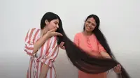 Nilanshi Patel memotong rambut panjangnya yang telah menobatkannya sebagai perempuan dengan rambut terpanjang di dunia versi Guinness Records (dok.YouTube/ Guinness World Records)