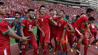 Para pemain timnas Indonesia merayakan kemenangan atas Kamboja di Stadion Shah Alam, Selangor, Kamis, (24/8/2017). Indonesia menang 2-0 atas Kamboja. (Bola.com/Vitalis Yogi Trisna)