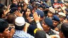 Eksekusi lima rumah di kawasan Tambora, Jakbar, ditunda setelah mendapat perlawanan sengit dari pemilik rumah masing-masing.