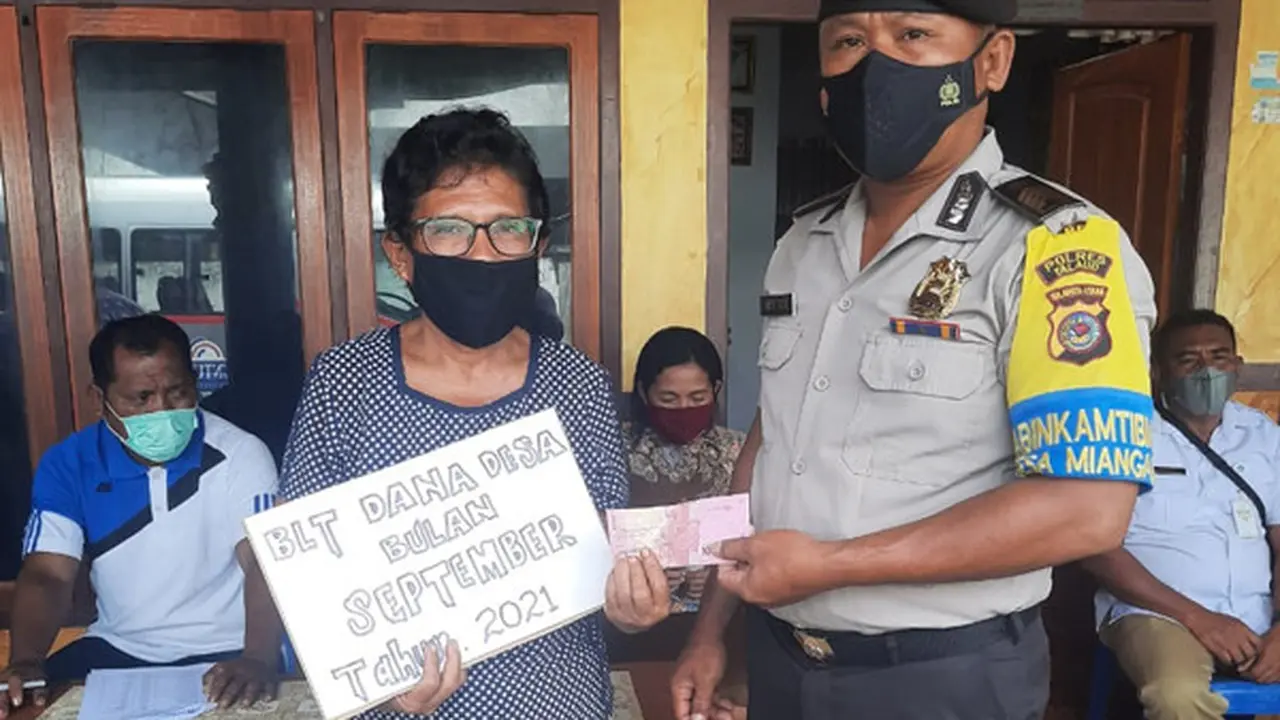 Pemberian BLT untuk warga di perbatasan RI-Filipina, tepatnya di Desa Miangas, Kecamatan Miangas, Kabupaten Kepulauan Talaud, Sulut.