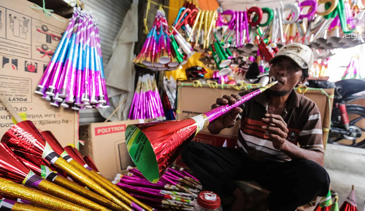 Pengrajin menyelesaikan pembuatan terompet buatannya di kawasan Glodok, Jakarta, Selasa (26/12). Menjelang tahun baru, terompet konvensional tersebut dijual dengan harga Rp5.000 hingga Rp15.000 tergantung jenis dan ukurannya. (Liputan6.com/Faizal Fanani)