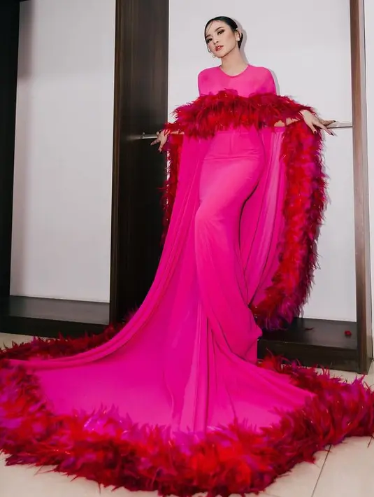 Mahalini tampil mewah mengenakan dress panjang fuschia, lengkap dengan train berbulu merah dari Monica Ivena. [@mahaliniraharja]