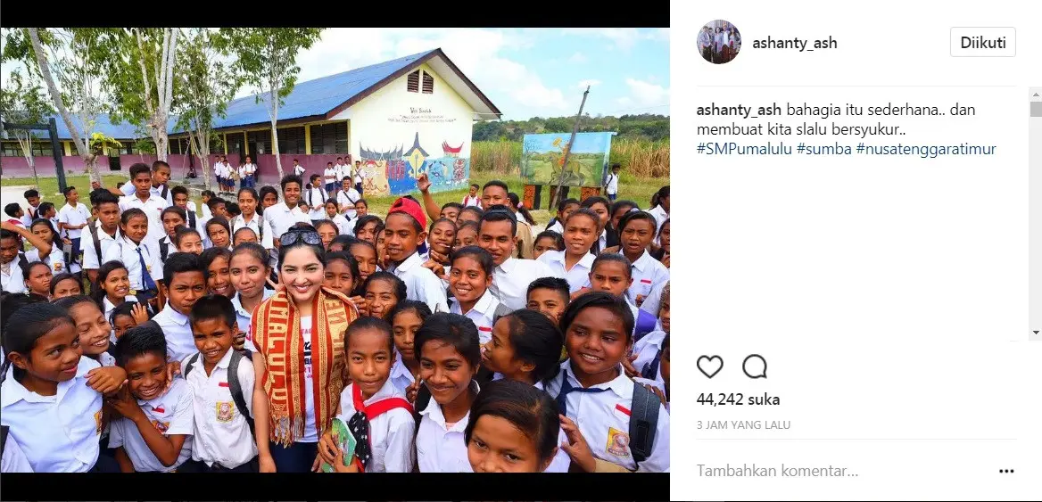 Ashanty foto bersama siswa SMP Umalulu, NTT (Foto: Instagram)