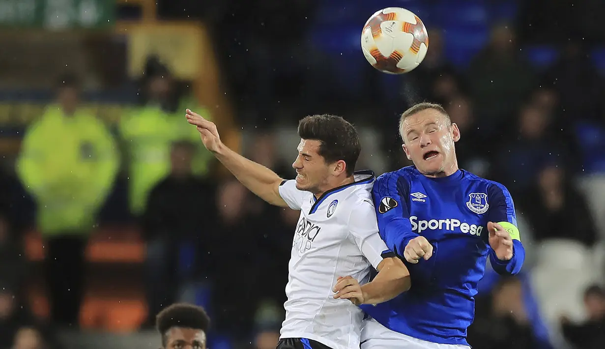Duel Wayne Rooney (kanan) dan pemain Atalanta, Remo Freuler pada laga grup E Liga Europa di Goodison Park, Liverpool (23/11/2017). Everton kalah 1-5. (Peter Byrne/PA via AP)