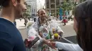 Aktivis lingkungan Rob Greenfield menyapa warga saat melakukan kampanye peduli lingkungan di New York, AS, 4 September 2016. Aksi Rob merupakan bagian dari rencana untuk meningkatkan kesadaran orang orang akan pengunaan sampah. (AFP Photo/Bryan R. Smith)