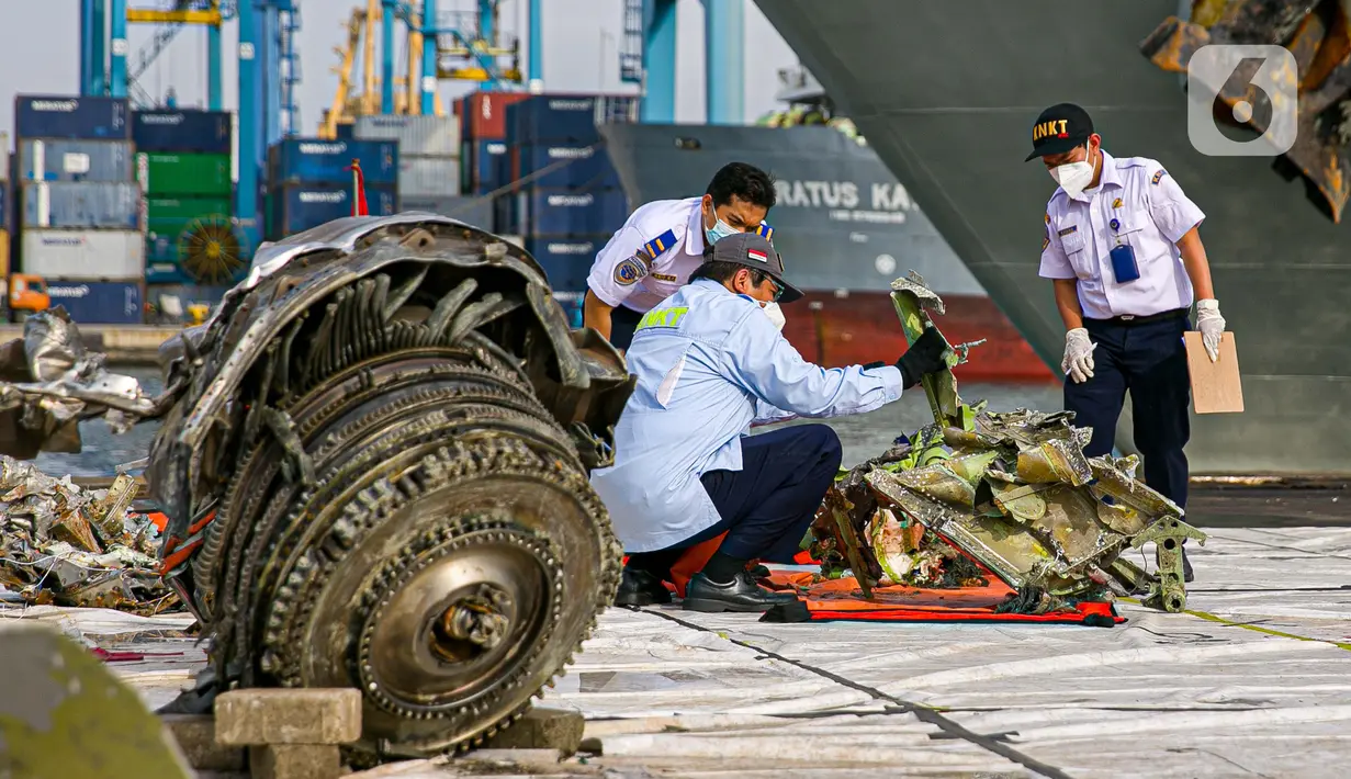 Pesawat Sriwijaya Air SJ 182 hilang kontak pada Sabtu (9/1/2021). Pesawat dengan nomor registrasi PK-CLC dengan rute penerbangan Jakarta-Pontianak membawa 56 penumpang ditambah 6 kru dipastikan jatuh di Kepulauan Seribu, Jakarta Utara. (Liputan6.com/Faizal Fanani)