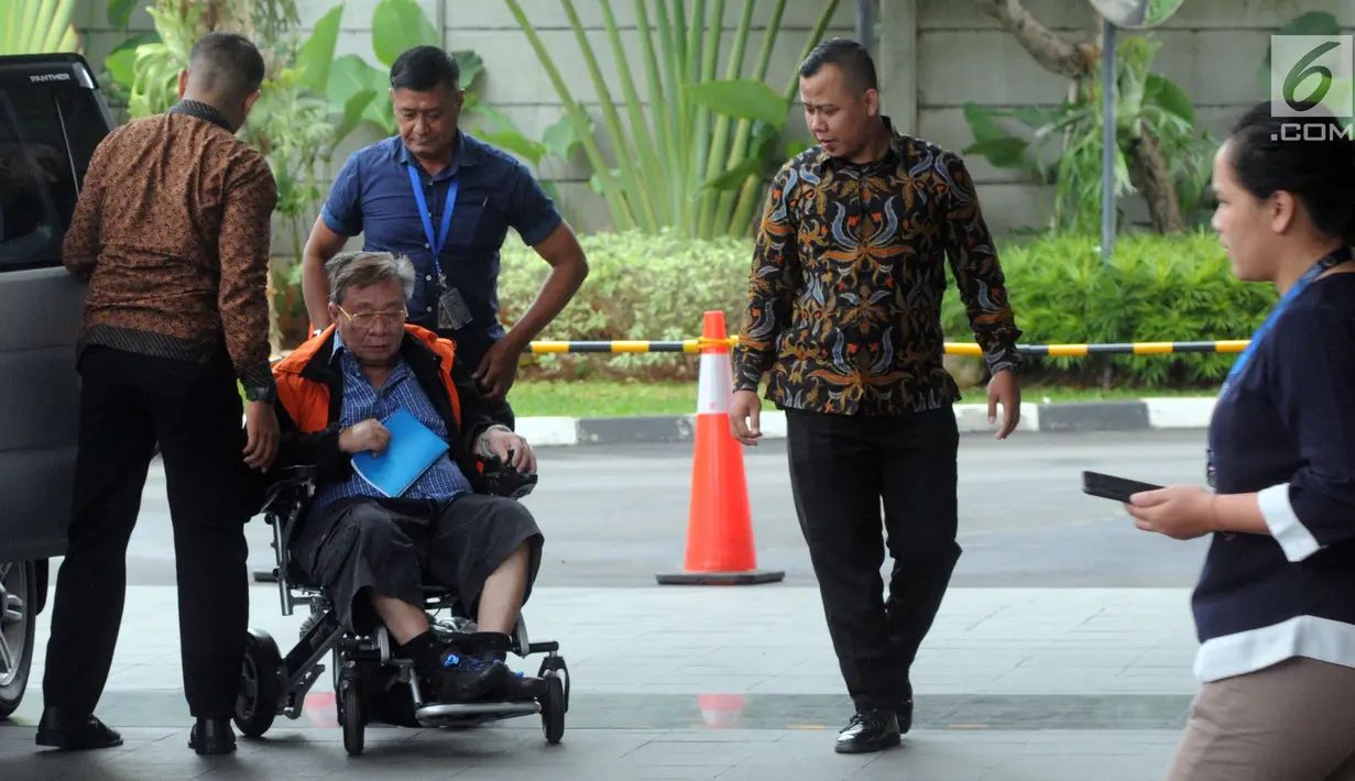 Dirut PT Wijaya Kusuma Emindo (WKE) Budi Suharto tiba untuk menjalani pemeriksaan sebagai tersangka terkait sejumlah kasus suap proyek pembangunan SPAM TA 2017-2018di Kementerian PUPR di gedung KPK, Jakarta, Rabu (6/2). (Merdeka.com/Dwi Narwoko)
